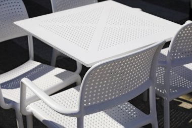 Açık hava kafedeki koltuklar hala boş..