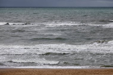 Polonya 'nın deniz kıyısındaki bir kasabası olan Mielno' ya fırtınalı hava geldiğinde kıyıya gelen dalgalar yaygın bir manzaradır..