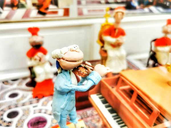 Una Bambola Che Suona Uno Strumento Musicale — Foto Stock
