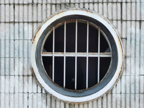 Круглое Окно Поцарапанной Стене — стоковое фото
