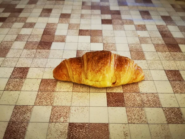 Leckeres Croissant Auf Einem Karierten Tisch — Stockfoto
