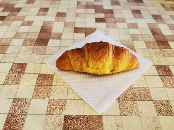 Heerlijke Croissant Een Geruite Tafel — Stockfoto