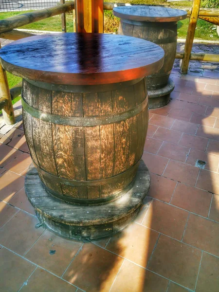 Eski Fıçı Şeklinde Bir Masa — Stok fotoğraf
