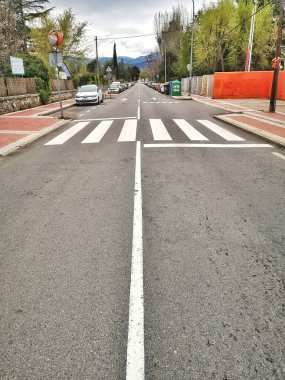 İnsansız bir şehir caddesi