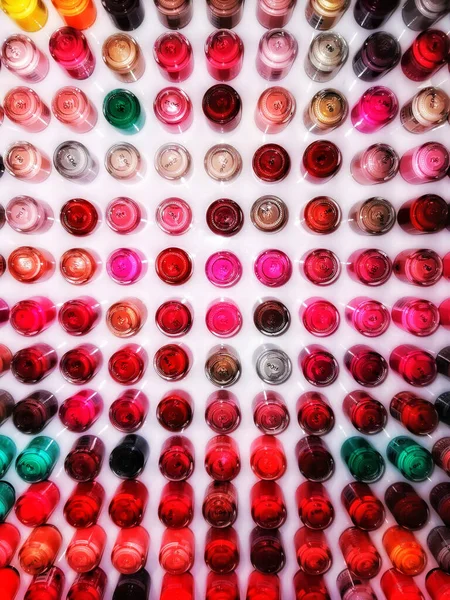 西班牙马德里 2022年12月6日 有多种颜色指甲油的罐子 — 图库照片