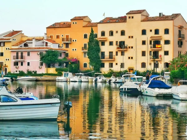 地中海のバレンシア海岸の町の多色の家 — ストック写真