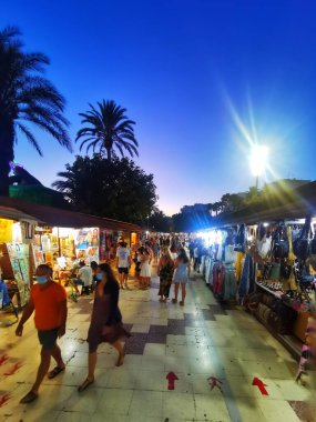 Gün batımında küçük sokak pazarları