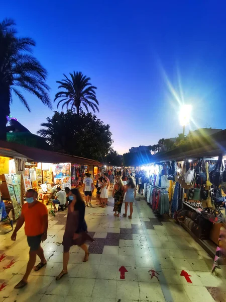 Gün batımında küçük sokak pazarları