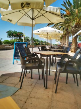 Madrid, İspanya; 09-06-2022: gezinti güvertesindeki masalar