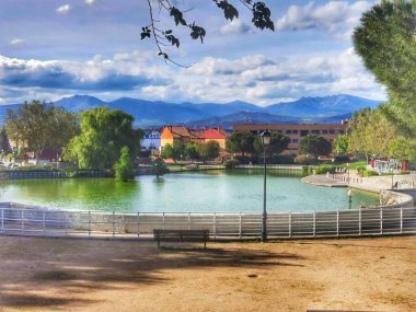 Büyük gölü olan güzel bir park.