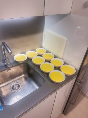 Muhallebi kâseleri tipik İspanyol tatlısıyla