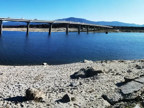 Große Brücke Über Einen Fluss — Stockfoto