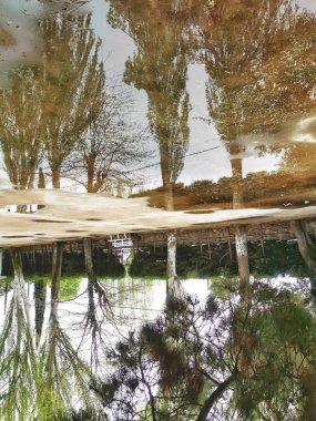 Fırtınadan sonra büyük su birikintilerinde yansımalar