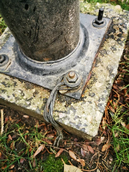 Eski Bir Elektrik Direğinin Zemin Kablosu — Stok fotoğraf