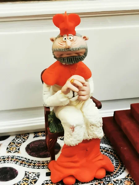 白と赤のスーツの人形 — ストック写真