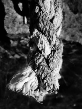 İskeleye kayık bağlamak için kalın ip.