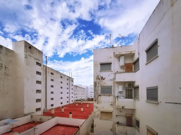 西班牙马德里 2022年6月9日 带有红色地板和蓝色屋顶的公寓楼 — 图库照片
