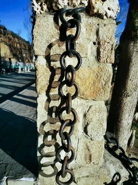 石墙上的金属环链 — 图库照片