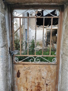 Terk edilmiş evin eski demir kapısı.