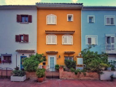 Akdeniz 'in Valencia kıyısındaki bir kasabanın çok renkli evleri.