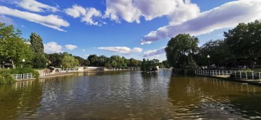 Büyük gölü olan güzel bir park.