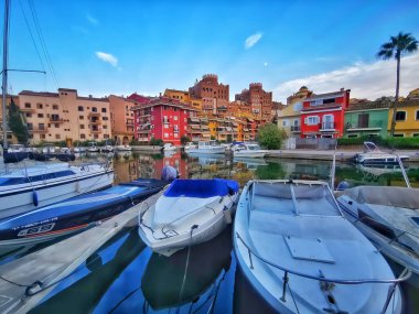 Akdeniz 'in Valencia kıyısındaki bir kasabanın çok renkli evleri.