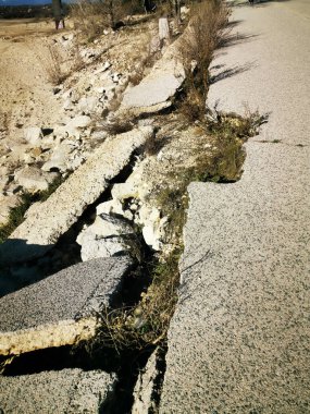 Heyelan tarafından yok edilen bir yol