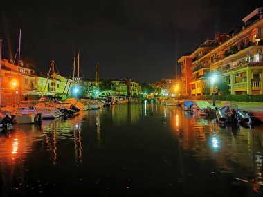 Akdeniz 'in Valencia kıyısındaki bir kasabanın çok renkli evleri.