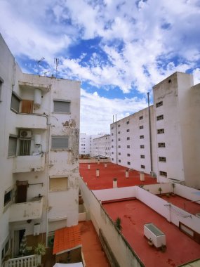 Madrid, İspanya; 09-06-2022: kırmızı zemin ve mavi çatılı apartman