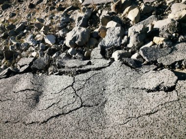 Heyelan tarafından yok edilen bir yol