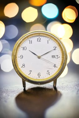 Pirinç çerçeveli klasik beyaz yuvarlak saat 10: 10 'u gösteriyor.