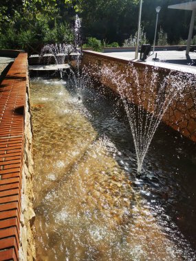 Büyüleyici Bahçe Çeşmesi Güneş Işıklı Su Irmakları