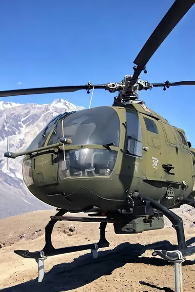 Zeytin yeşili renginde eski askeri helikopter