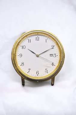 Pirinç çerçeveli klasik beyaz yuvarlak saat 10: 10 'u gösteriyor.