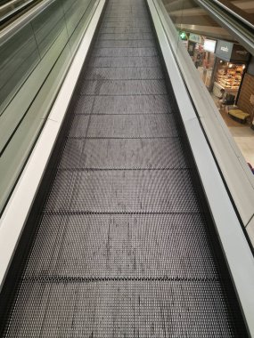 Bakış açısında yürüyen merdiven olan duvar kağıdı