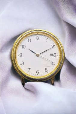 Pirinç çerçeveli klasik beyaz yuvarlak saat 10: 10 'u gösteriyor.