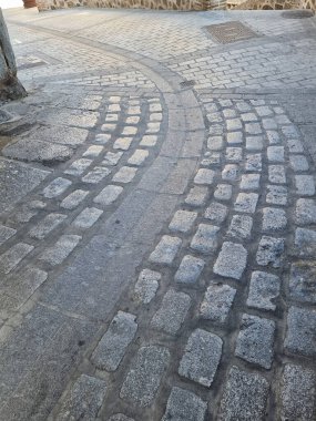 Granit kaldırım taşlarıyla yaratılmış eski bir cadde