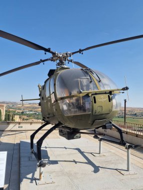 Zeytin yeşili renginde eski askeri helikopter