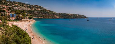 Fransa 'nın güneyindeki Akdeniz' in turkuaz suyuyla Roquebrune Cap Martin yarımadasına ve Monako yakınlarındaki plaja panoramik manzara