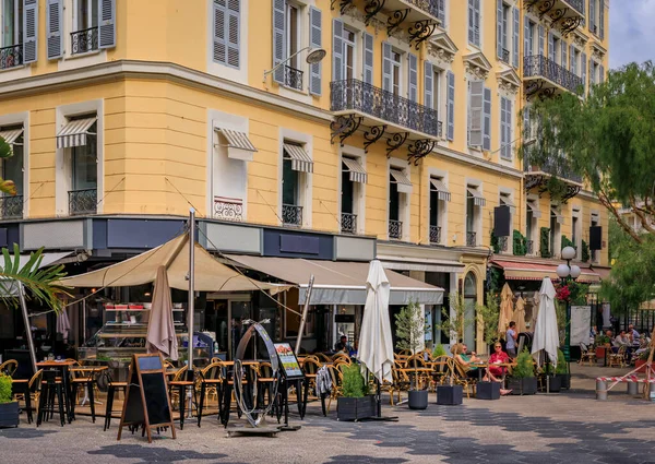 法国南部尼斯市Vieille Ville老城一家街头咖啡馆的户外餐桌等着顾客 — 图库照片