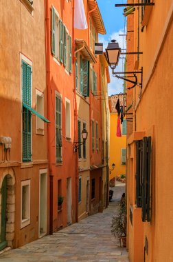 Fransa 'nın güneyindeki Fransız Rivierası' ndaki Villefranche sur Mer Eski Kasabası 'nda eski bir caddede geleneksel teras evleri.