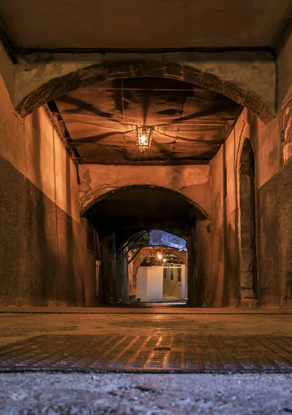黑暗街 Rue Obscure Dark Street 法国南部滨海维尔弗伦奇老城的一条中世纪地下隧道街 — 图库照片
