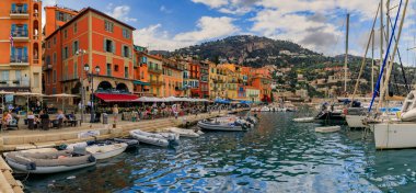 Villefranche sur Mer, Fransa - 30 Mayıs 2022: Akdeniz 'de Akdeniz' de Fransa 'nın güneyinde Fransız Rivierası' nda renkli evler ve teknelerle gezinti