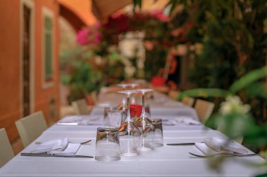 Eski kasabadaki geleneksel terracotta evleri olan bir açık hava restoranında masa ya da Fransa 'nın güneyindeki Villefranche sur Mer' de Vieille Ville.