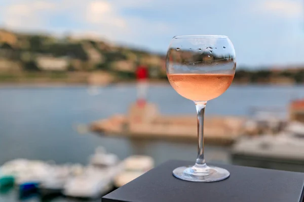 Sklenice Růžového Vína Stole Středozemním Mořem Čluny Pozadí Villefranche Sur — Stock fotografie