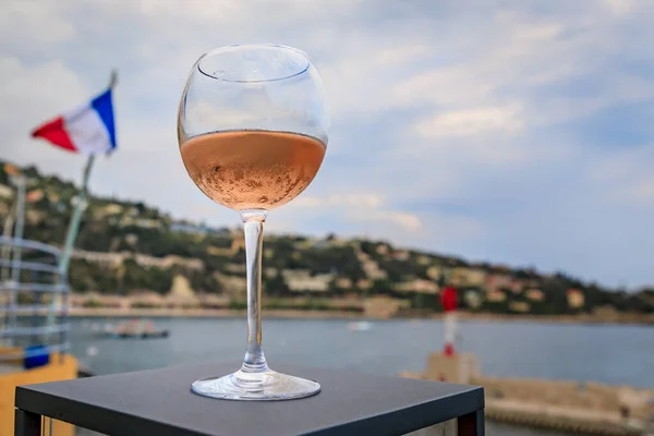 Sklenice Růžového Vína Středozemním Mořem Francouzskou Trikolórovou Vlajkou Pozadí Villefranche — Stock fotografie
