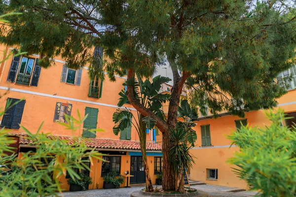 Fransa 'nın güneyindeki Fransız Rivierası' ndaki Villefranche sur Mer Eski Kasabası 'nda eski bir caddede geleneksel teras evleri.