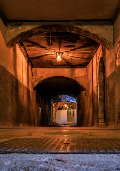 黑暗街 Rue Obscure Dark Street 法国南部滨海维尔弗伦奇老城的一条中世纪地下隧道街 — 图库照片