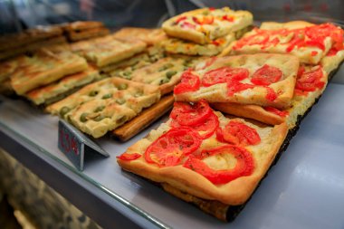 İtalya 'nın Akdeniz kıyısındaki Cinque Terre' deki eski Manarola kasabasındaki bir restoranda taze yapılmış Focaccia, geleneksel düz ekmek seçimi