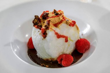 Fransa 'nın güneyindeki Villefranche sur Mer' de bir restoranda servis edilen kremalı kremalı Fransız tatlısı ahududu.